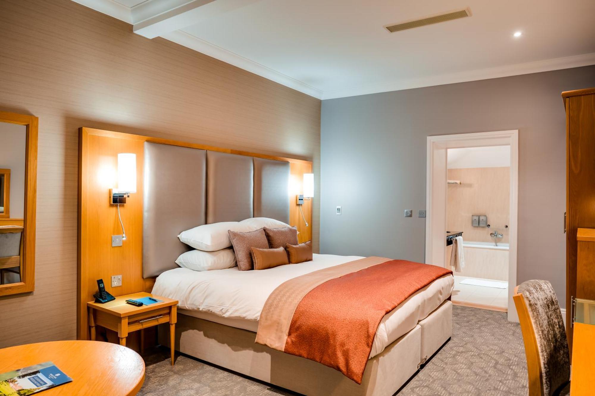 Oakley Hall Hotel Basingstoke Bagian luar foto
