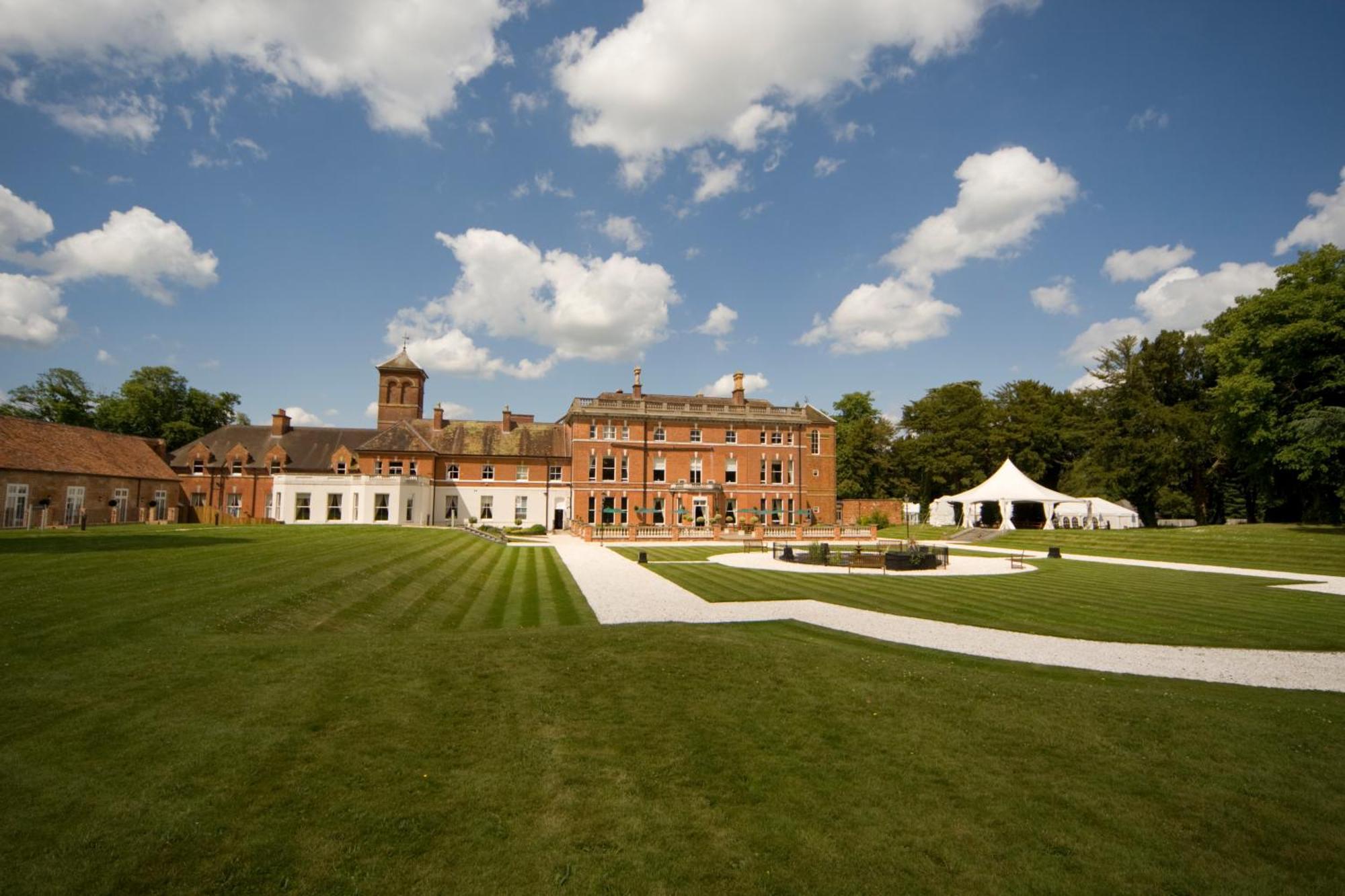 Oakley Hall Hotel Basingstoke Bagian luar foto