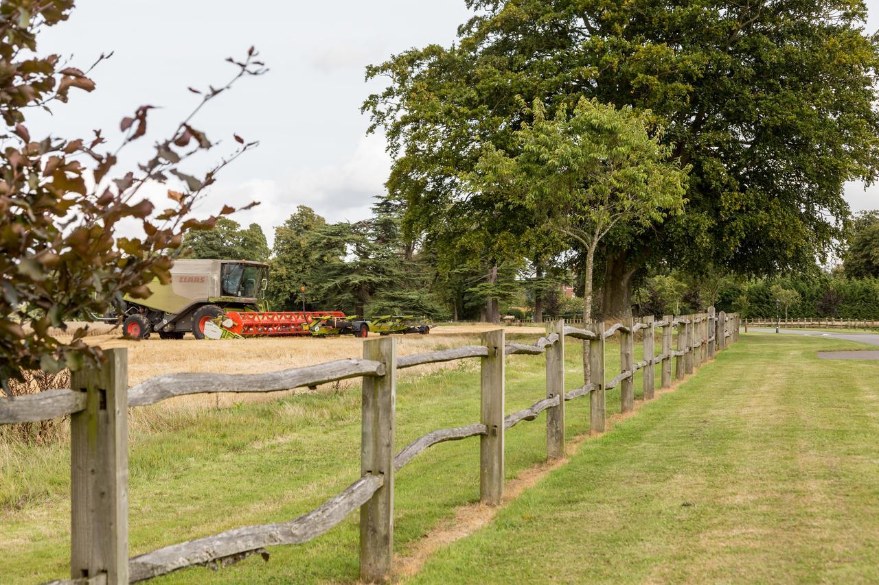 Oakley Hall Hotel Basingstoke Bagian luar foto